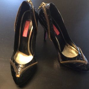 Betsey Johnson Texture patent zipper heels in 7.